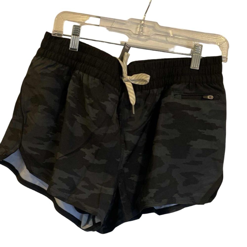 82. NWT Vuori clementine shorts BLACK WATERCOLOR CAMO Size XL